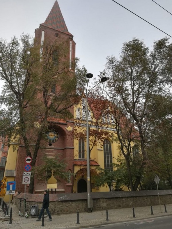 Etap końcowy prac przy renowacji zabytkowej stolarki okiennej we wrocławskiej katedrze