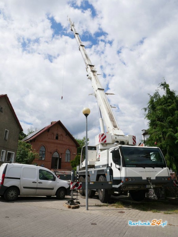 Posadowienie kopuły na cerkwi w Barlinku