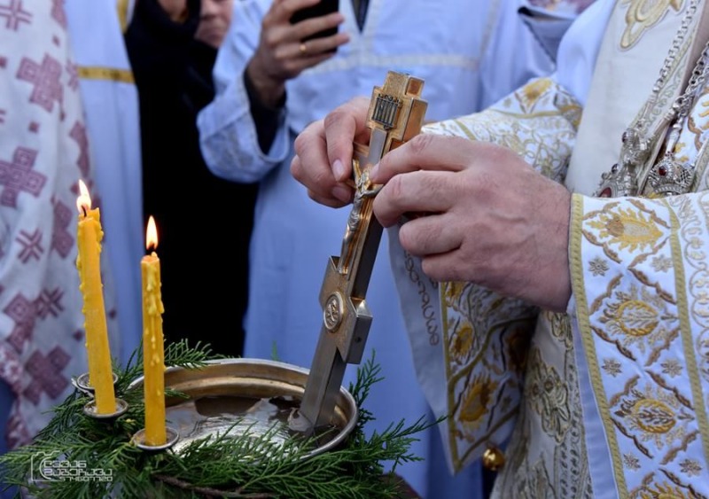 W święto Chrztu Pańskiego duchowni chodzą z aniołami