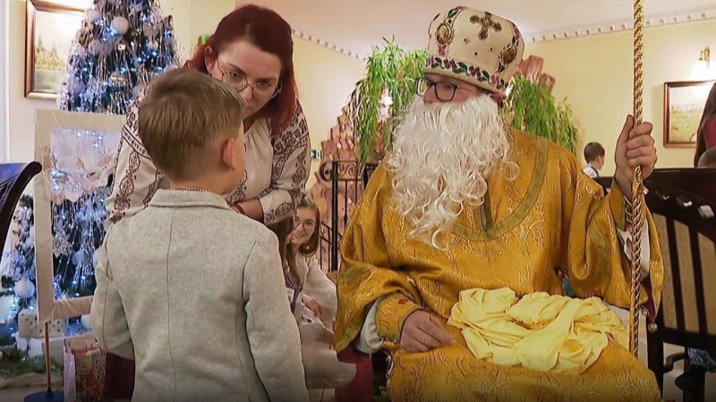 Święty Mikołaj przybywa