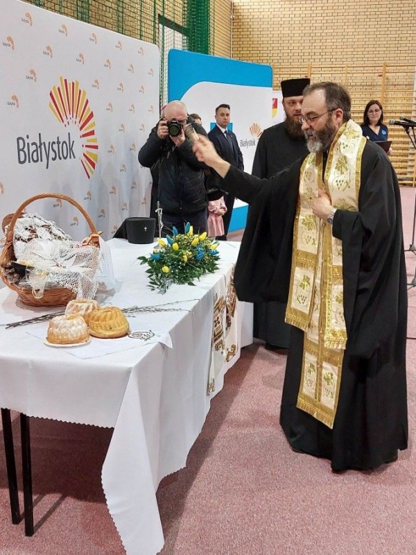 Arcybiskup Jakub na śniadaniu wielkanocnym dla uchodźców