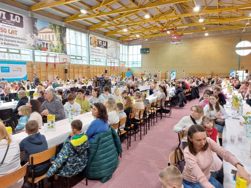 Arcybiskup Jakub na śniadaniu wielkanocnym dla uchodźców