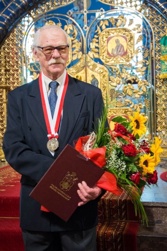 Krzysztof Tur z Orderem Świętej Równej Apostołom Marii Magdaleny III stopnia