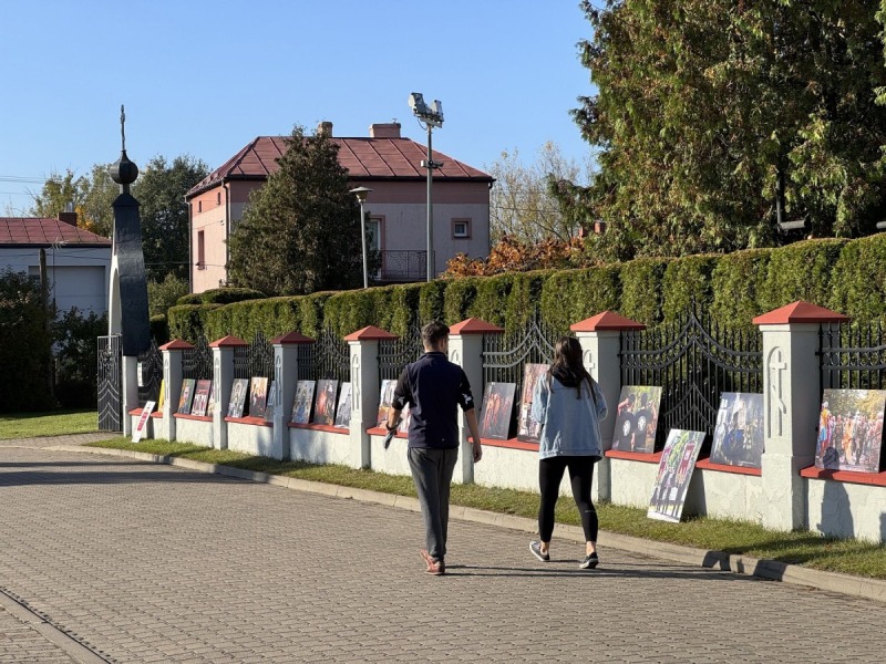 Plenerowa wystawa fotograficzna w Hajnówce. 100 lat autokefalii. 1000 lat historii