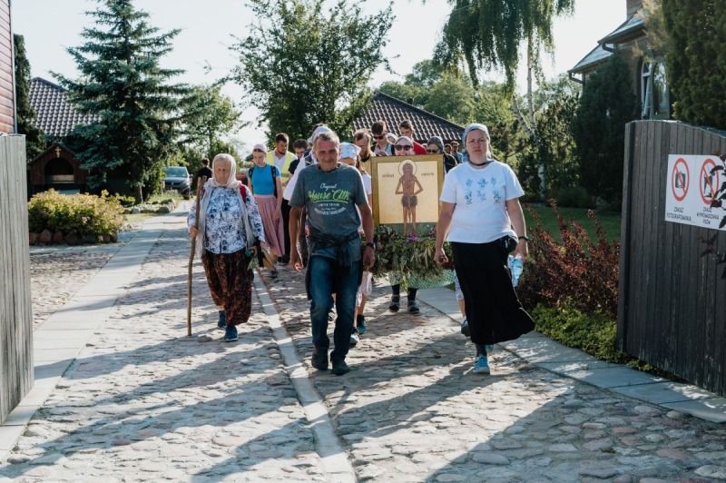 Piesza pielgrzymka do monasteru w Jabłecznej