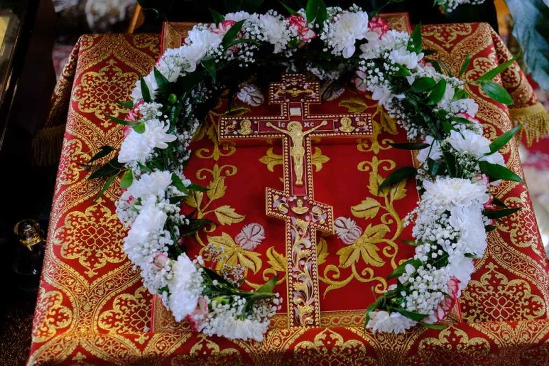 Krzyż w podzielonym, pełnym gniewu i podziału świecie