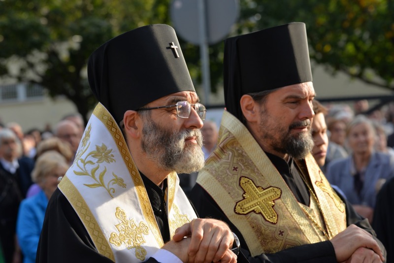 Oświęcenie krzyży na kopule budującej się cerkwi św. Atanazego Brzeskiego w Białymstoku