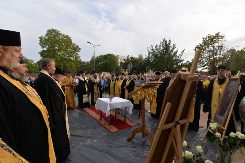 Oświęcenie krzyży na kopule budującej się cerkwi św. Atanazego Brzeskiego w Białymstoku