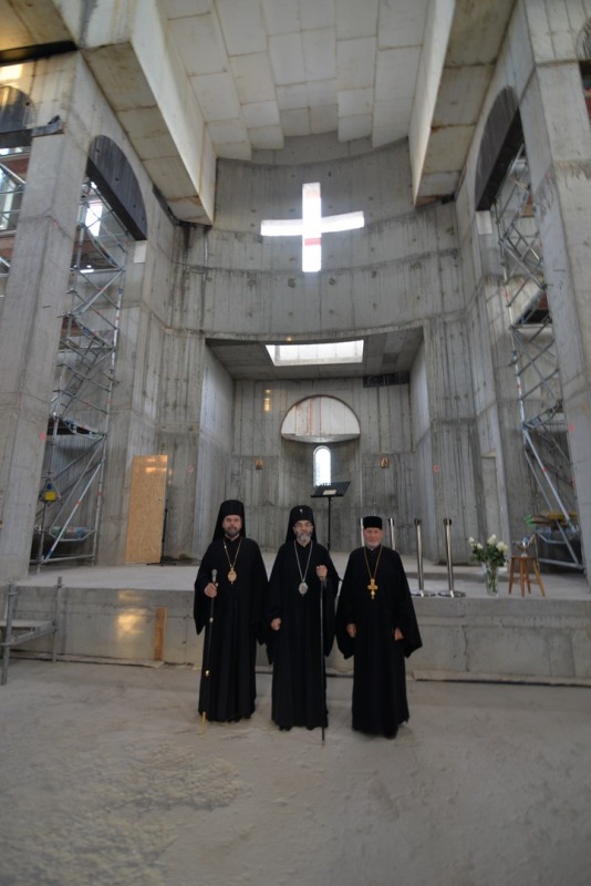 Oświęcenie krzyży na kopule budującej się cerkwi św. Atanazego Brzeskiego w Białymstoku