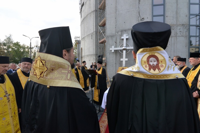 Oświęcenie krzyży na kopule budującej się cerkwi św. Atanazego Brzeskiego w Białymstoku