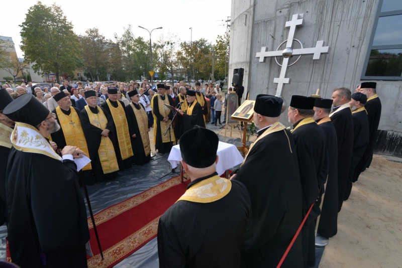 Oświęcenie krzyży na kopule budującej się cerkwi św. Atanazego Brzeskiego w Białymstoku