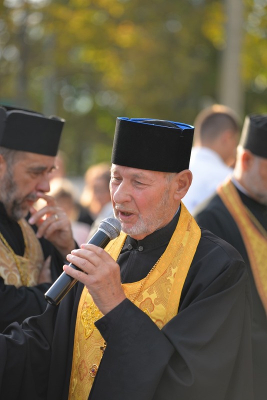 Oświęcenie krzyży na kopule budującej się cerkwi św. Atanazego Brzeskiego w Białymstoku