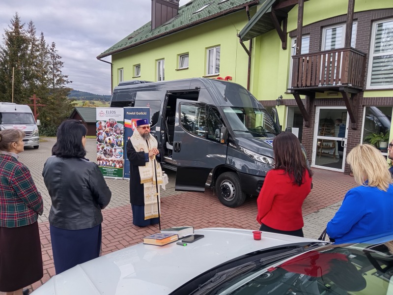 Poświęcenie autobusu dla Eleosu w Gładyszowie