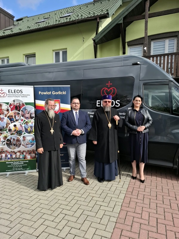 Poświęcenie autobusu dla Eleosu w Gładyszowie