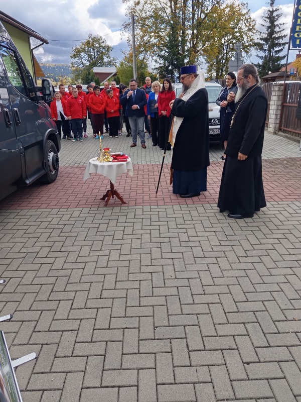 Poświęcenie autobusu dla Eleosu w Gładyszowie