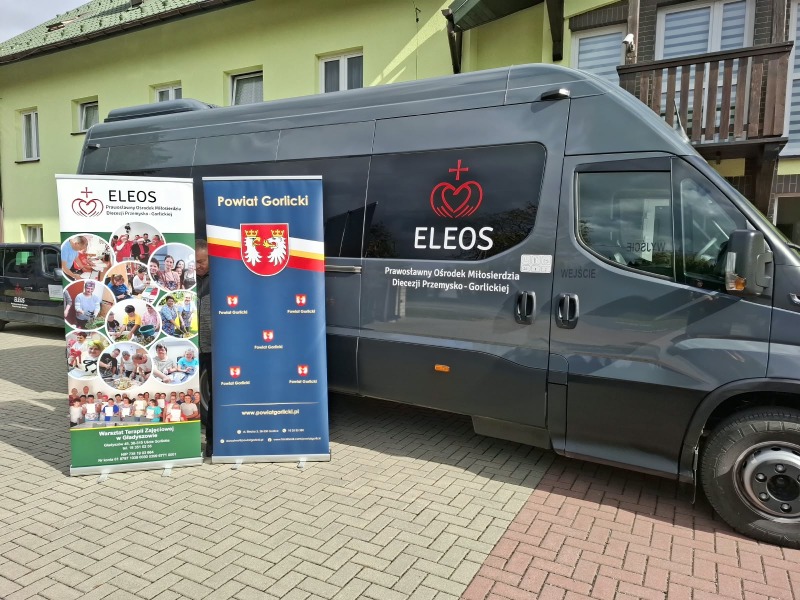 Poświęcenie autobusu dla Eleosu w Gładyszowie