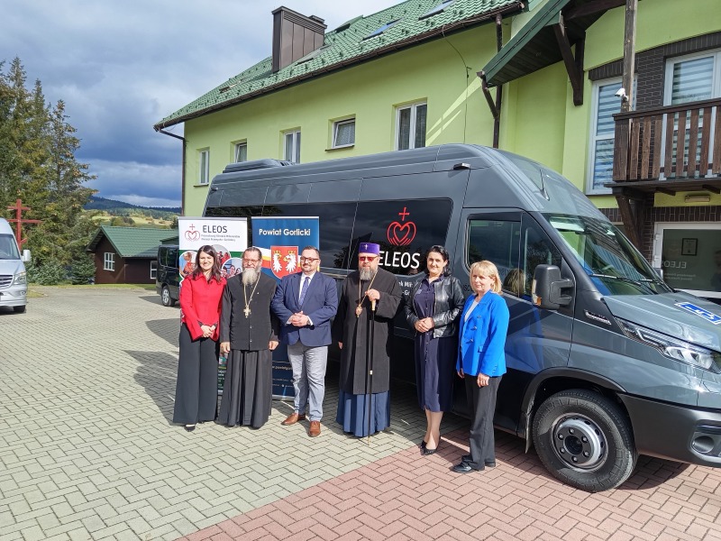Poświęcenie autobusu dla Eleosu w Gładyszowie