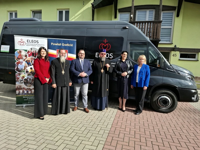 Poświęcenie autobusu dla Eleosu w Gładyszowie