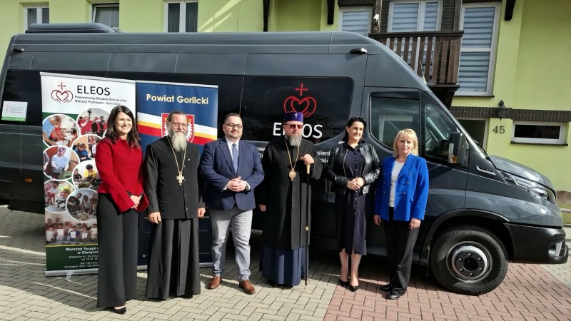 Poświęcenie autobusu dla Eleosu w Gładyszowie