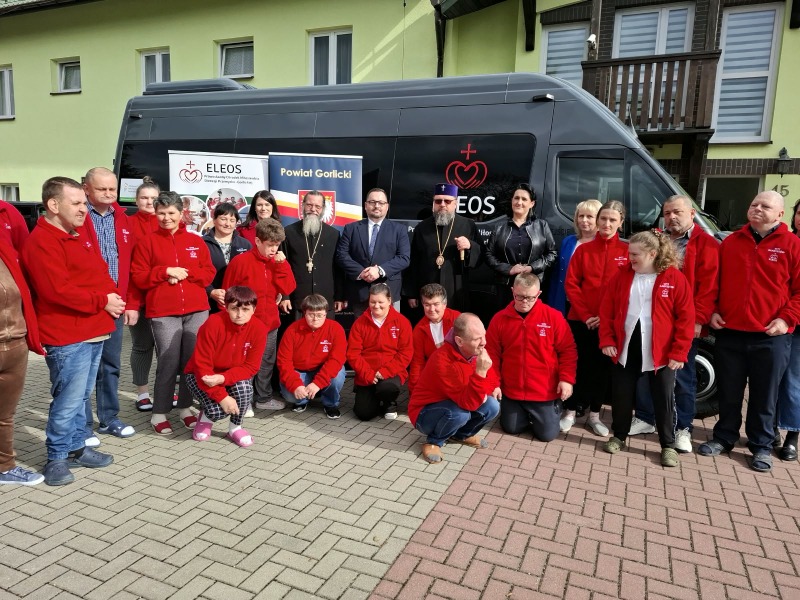 Poświęcenie autobusu dla Eleosu w Gładyszowie