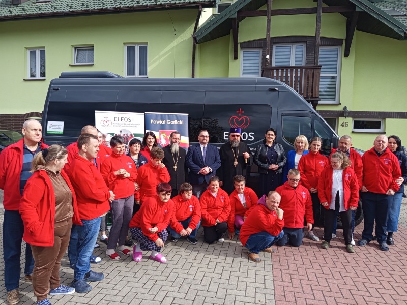Poświęcenie autobusu dla Eleosu w Gładyszowie