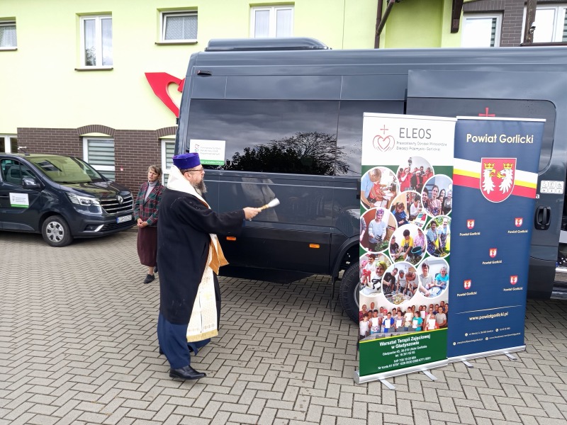 Poświęcenie autobusu dla Eleosu w Gładyszowie